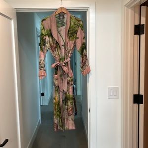 Beautiful, lightweight wrap/robe with pockets